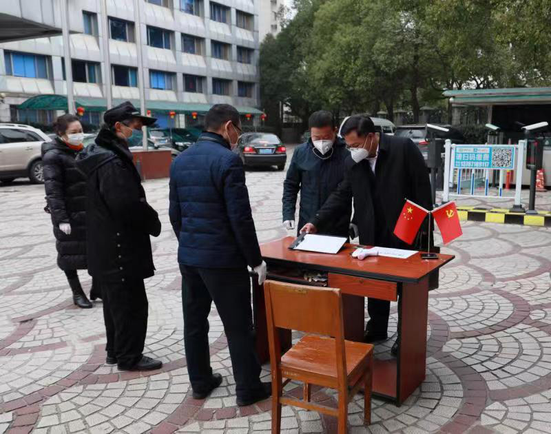 寒風中逆行抗疫的“紅背心” ——糧油集團黨員抗疫志愿者自發輪班守護大院優秀事跡