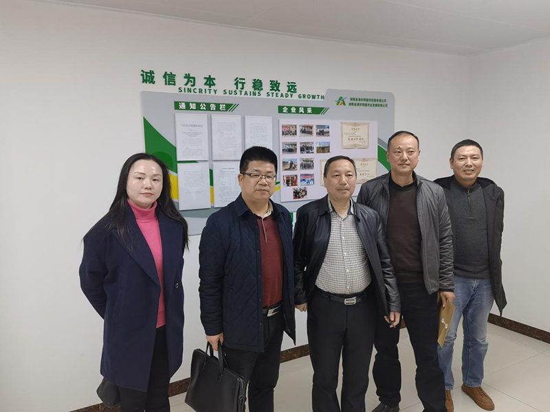 省現代農業集團直屬黨委書記、工會主席張友泉等一行到岳陽城陵磯新港區實地考察大宗農業品進口和保稅加工