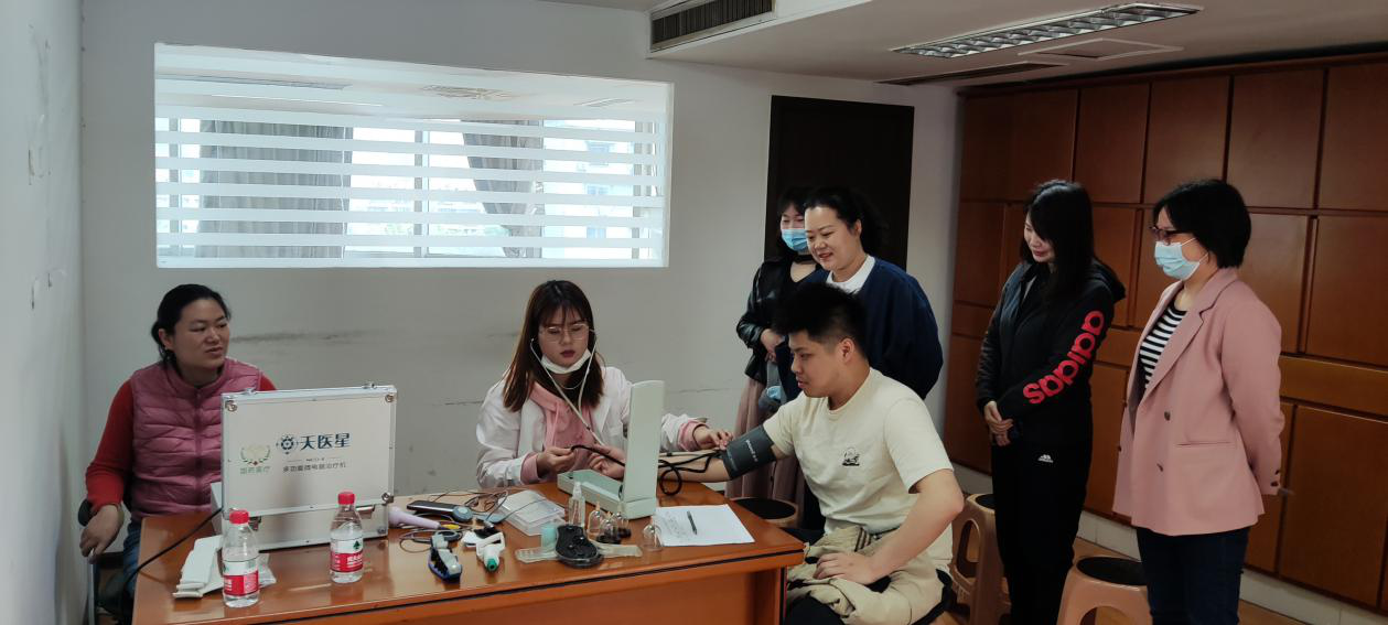 湖南糧油集團(tuán)工會(huì)邀請(qǐng)中國(guó)中醫(yī)研究院促進(jìn)會(huì)青年志愿者開(kāi)展職工免費(fèi)健康診察服務(wù)